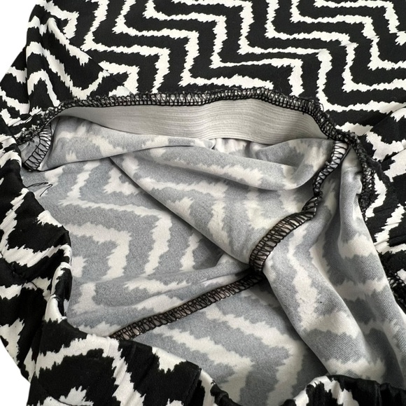 AB Studio Black and White Chevron Wide Leg Pants - Picture 4 of 11